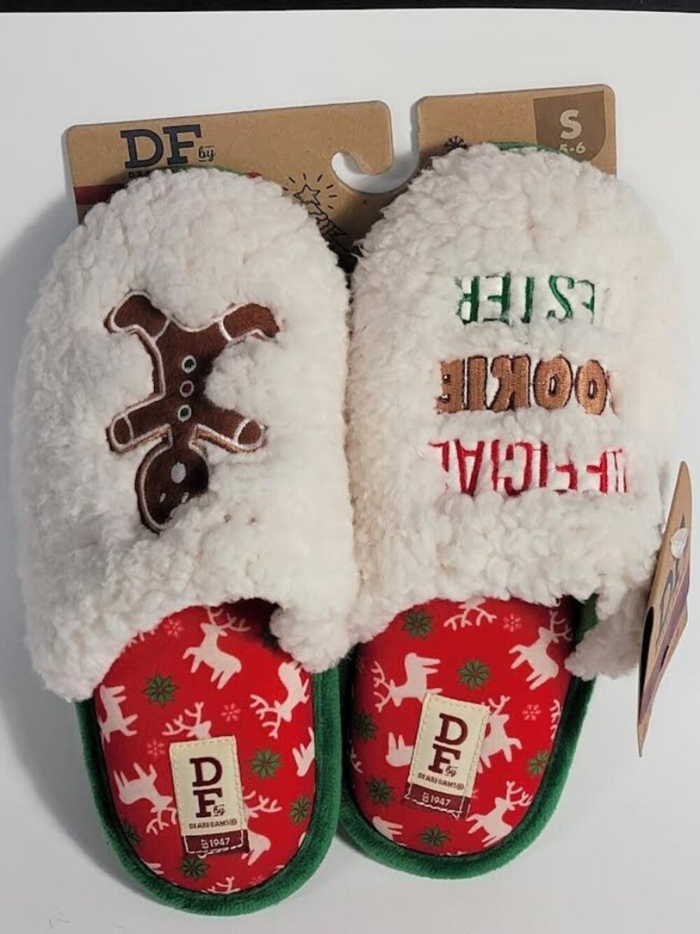 Christmas Gingerbread House Slipper Shoe Dearfoam Fuzzy Scuff Red Slip NEW 5.5